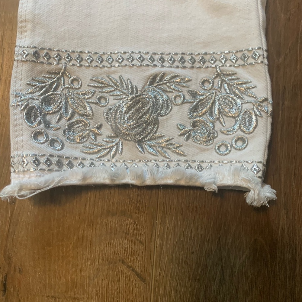 LUXE DENIM. White Pants with Embroidered Hem - Picture 3 of 10